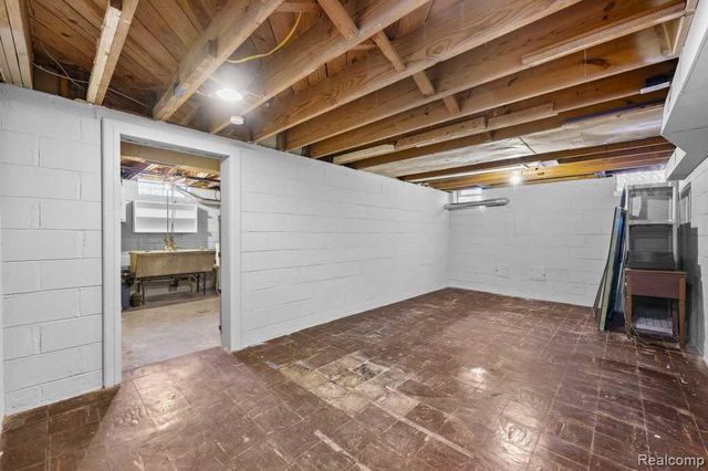 2049 Norwood Drive, Grosse Pointe Woods, MI 48236