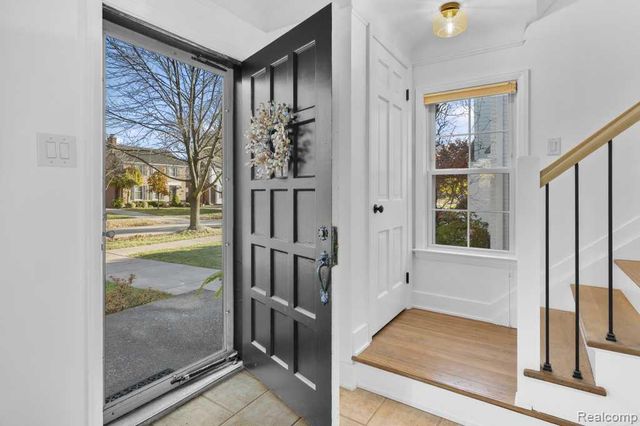 2049 Norwood Drive, Grosse Pointe Woods, MI 48236