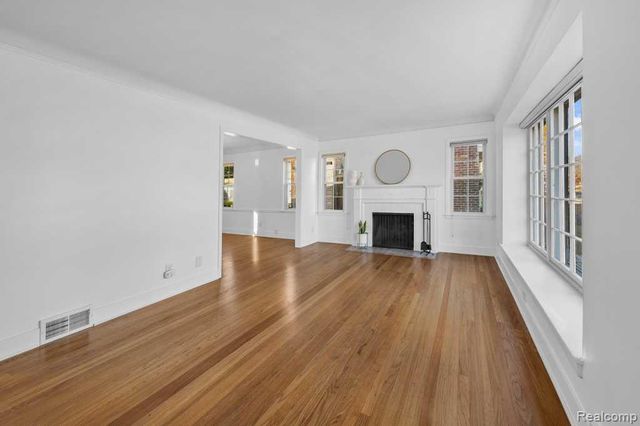 2049 Norwood Drive, Grosse Pointe Woods, MI 48236