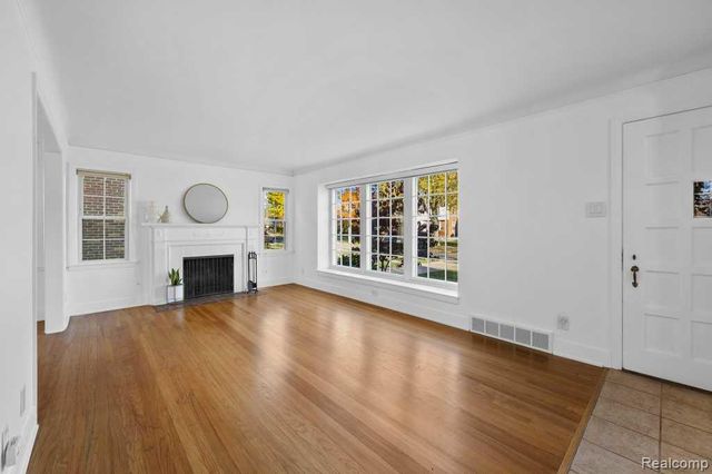 2049 Norwood Drive, Grosse Pointe Woods, MI 48236