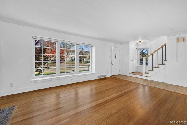 2049 Norwood Drive, Grosse Pointe Woods, MI 48236