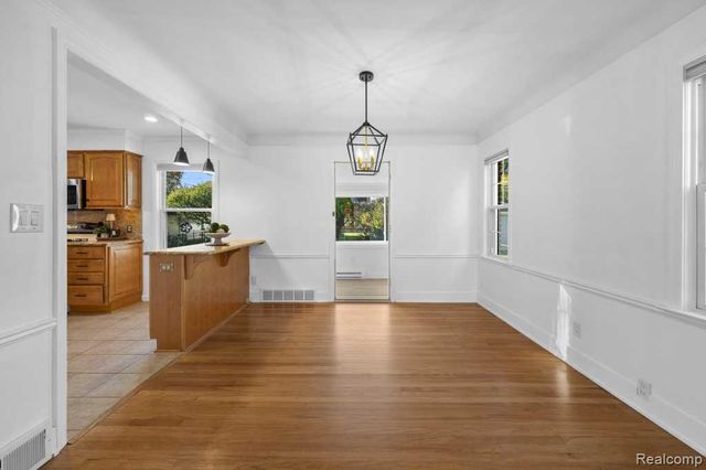 2049 Norwood Drive, Grosse Pointe Woods, MI 48236