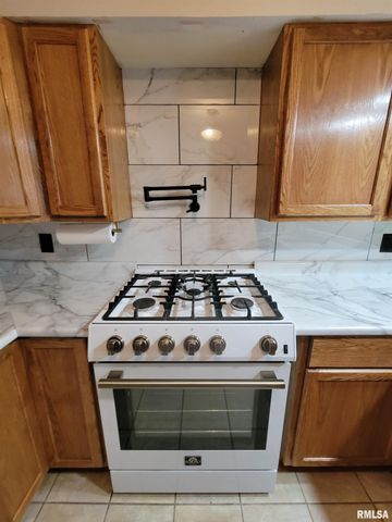 1102 COOLIDGE Avenue, Pekin, IL 61554