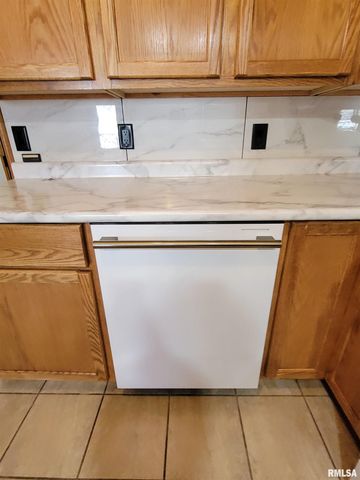 1102 COOLIDGE Avenue, Pekin, IL 61554