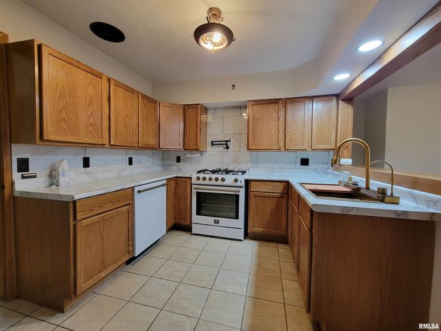 1102 COOLIDGE Avenue, Pekin, IL 61554