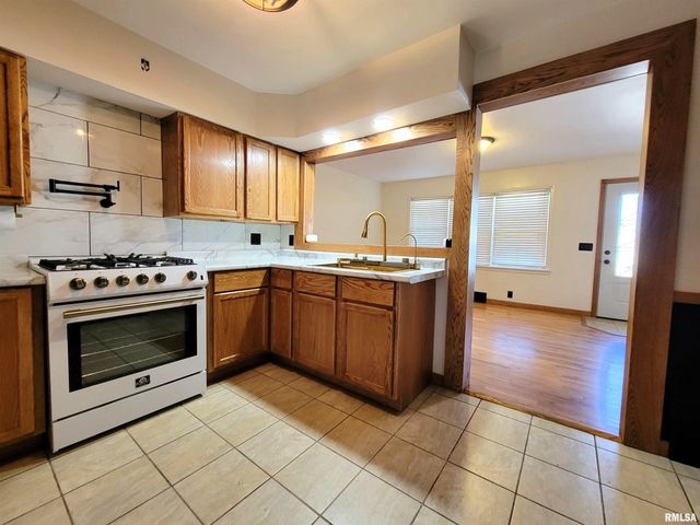 1102 COOLIDGE Avenue, Pekin, IL 61554