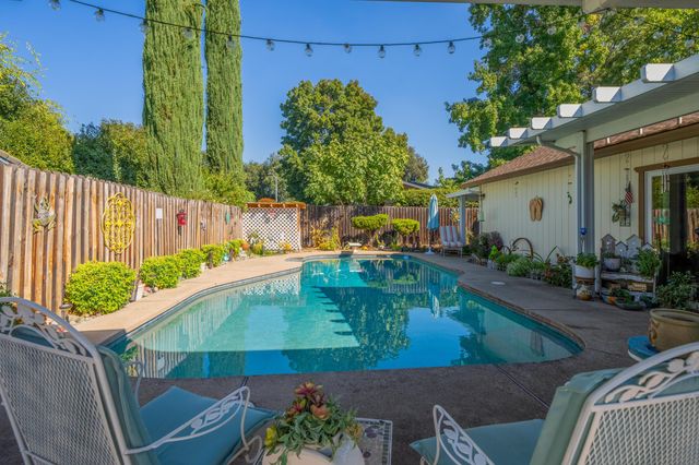 6849 Creekside Street, Redding, CA 96001