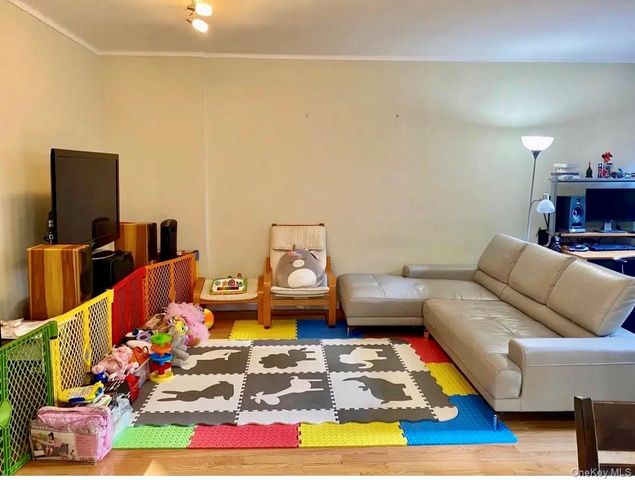 6960 108 420, Forest Hills, NY 11362