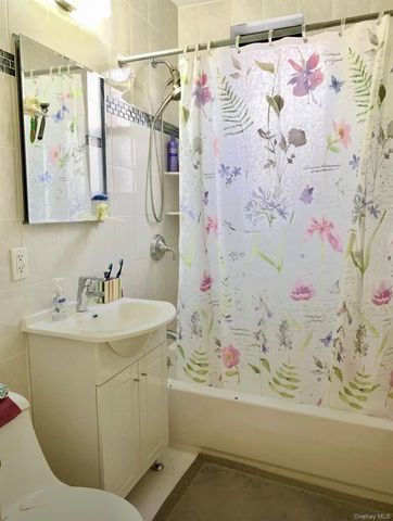 6960 108 420, Forest Hills, NY 11362