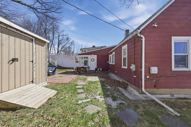 32 Indian Lake Parkway, Worcester, MA 01605