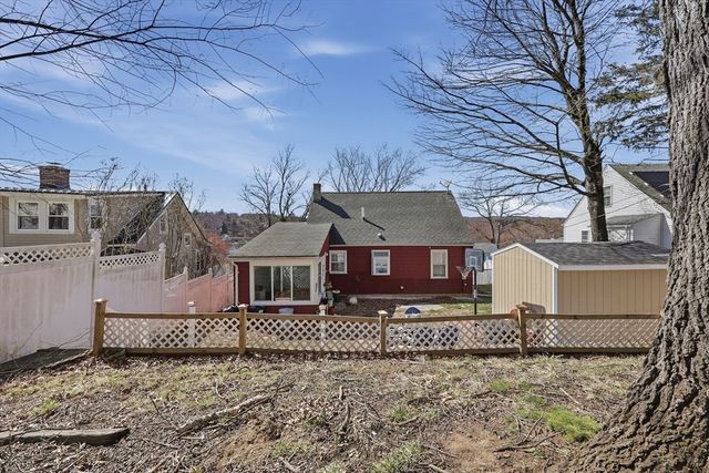 32 Indian Lake Parkway, Worcester, MA 01605