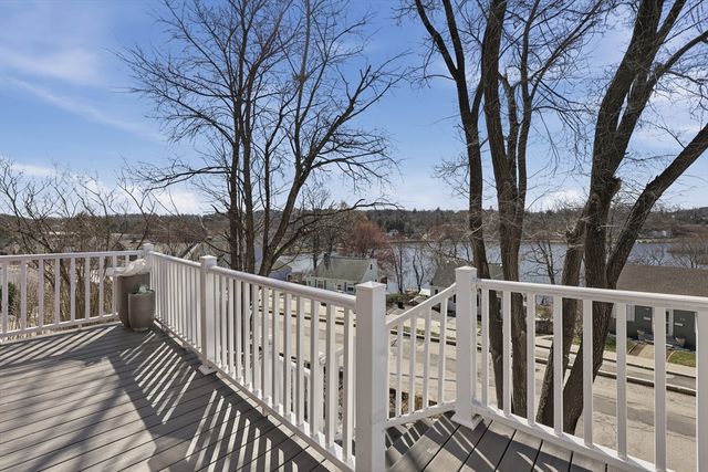 32 Indian Lake Parkway, Worcester, MA 01605