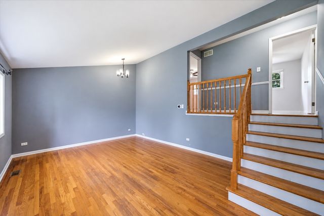 132 E Montana Avenue, Glendale Heights, IL 60139