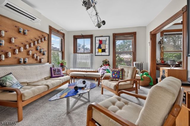 81 Louis St, New Brunswick City, NJ 08901