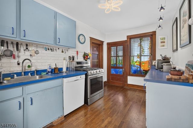 81 Louis St, New Brunswick City, NJ 08901