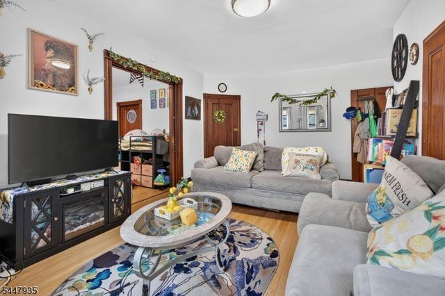81 Louis St, New Brunswick City, NJ 08901
