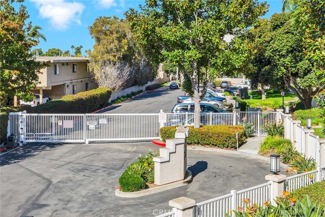 4561 Warner 201, Huntington Beach, CA 92649