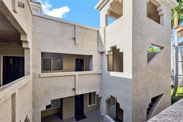 4561 Warner 201, Huntington Beach, CA 92649