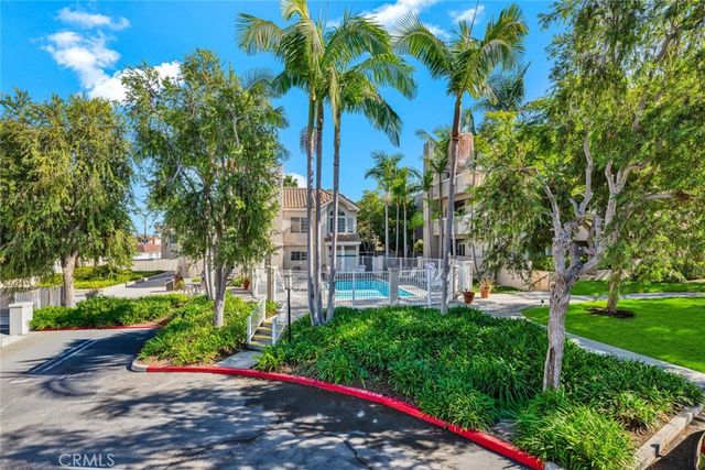 4561 Warner 201, Huntington Beach, CA 92649