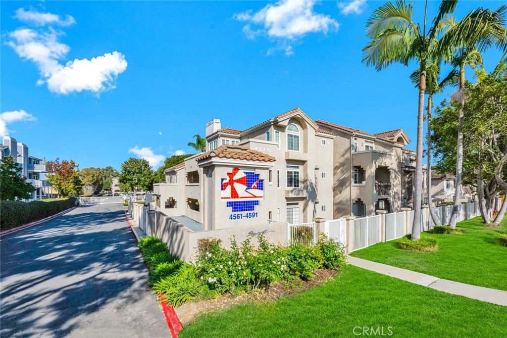 4561 Warner 201, Huntington Beach, CA 92649