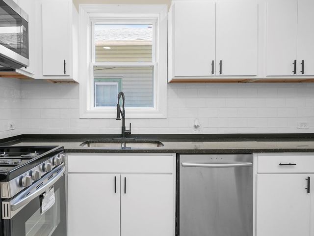 811 S 7th Avenue, Maywood, IL 60153