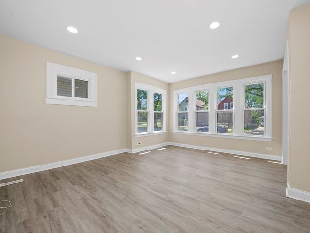 811 S 7th Avenue, Maywood, IL 60153