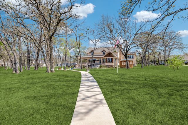 810 Kiowa Drive E, Gainesville, TX 76240
