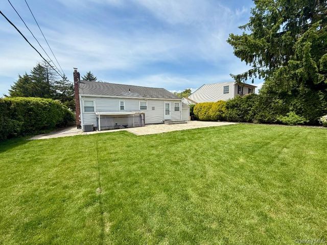 8 E Gate, Plainview, NY 11803