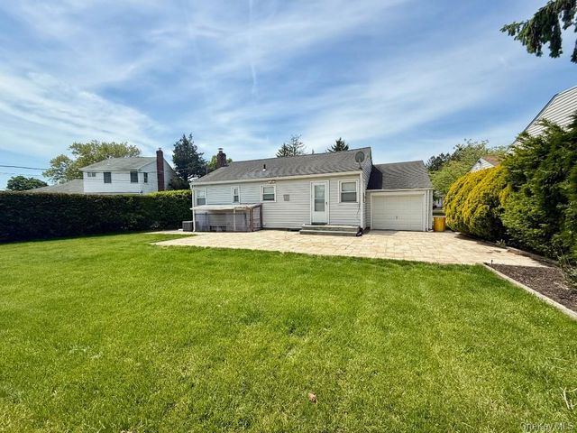8 E Gate, Plainview, NY 11803