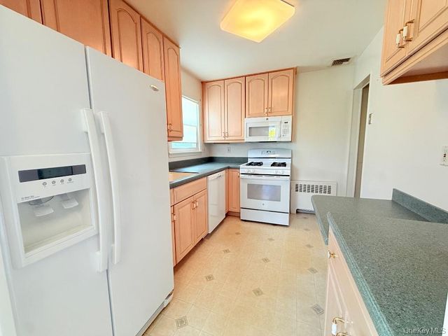 8 E Gate, Plainview, NY 11803