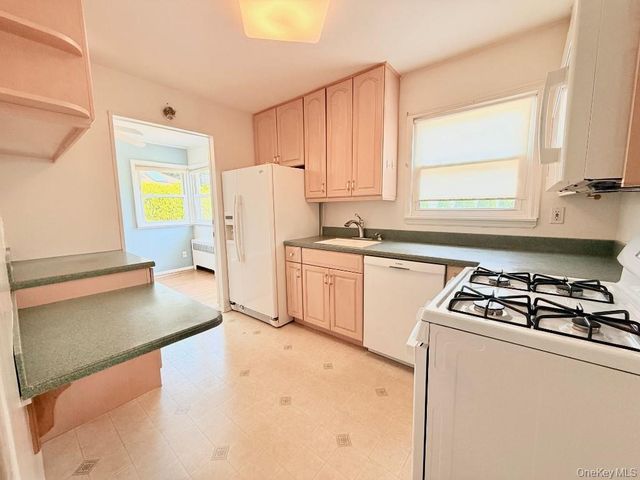 8 E Gate, Plainview, NY 11803