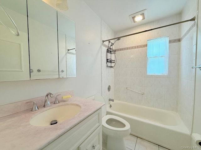 8 E Gate, Plainview, NY 11803
