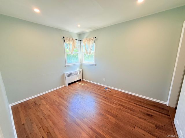 8 E Gate, Plainview, NY 11803