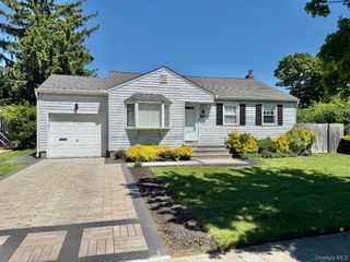 8 E Gate, Plainview, NY 11803
