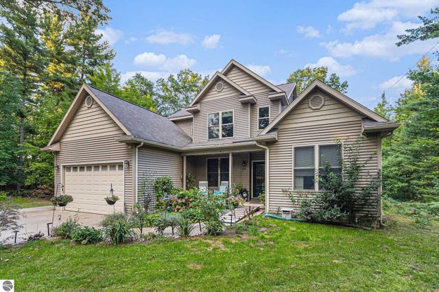 859 Pine Grove, Traverse City, MI 49686