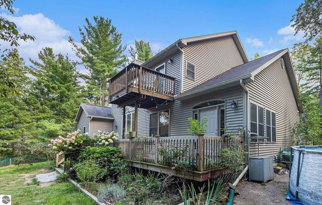 859 Pine Grove, Traverse City, MI 49686