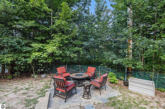 859 Pine Grove, Traverse City, MI 49686