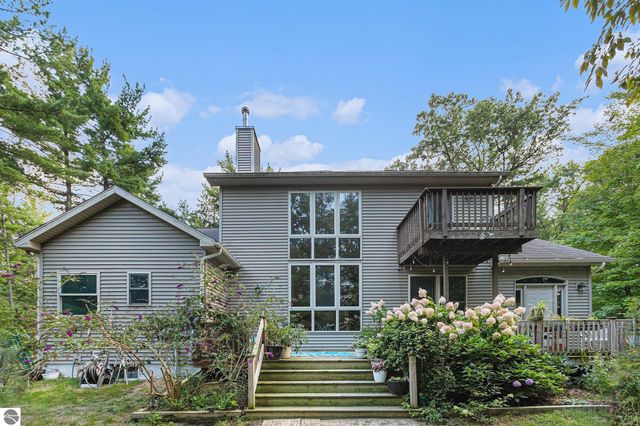 859 Pine Grove, Traverse City, MI 49686