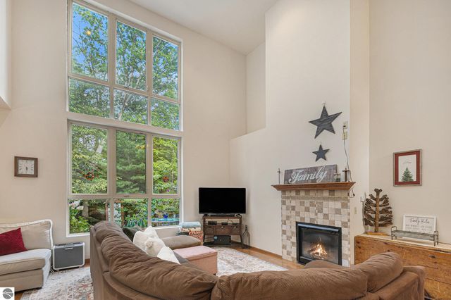 859 Pine Grove, Traverse City, MI 49686