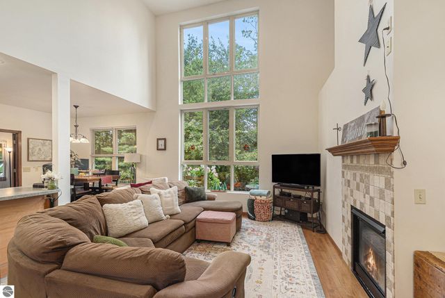 859 Pine Grove, Traverse City, MI 49686