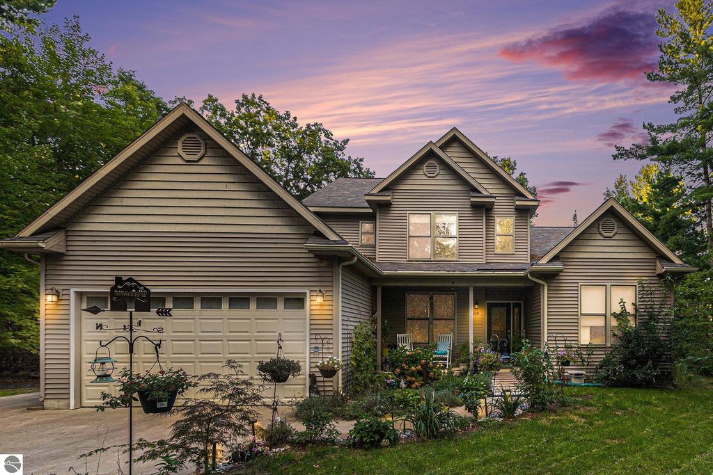 859 Pine Grove, Traverse City, MI 49686