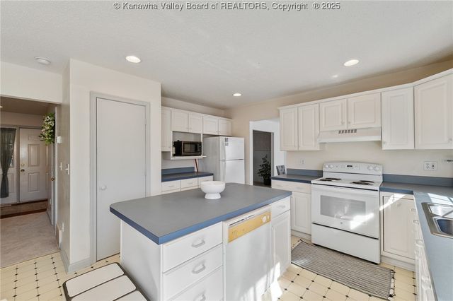 10 Windsong Way, Nitro, WV 25143