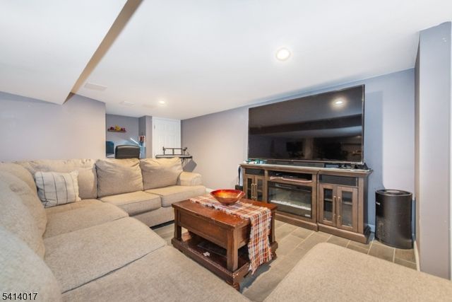 127 Dukes Rd, Rahway City, NJ 07065