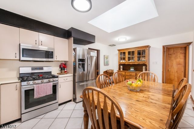 127 Dukes Rd, Rahway City, NJ 07065