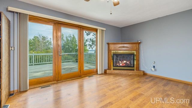 9518 Bay Shore Drive, Gladstone, MI 49837