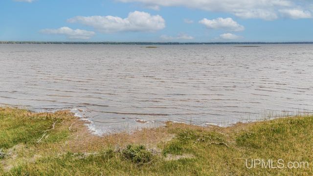 9518 Bay Shore Drive, Gladstone, MI 49837