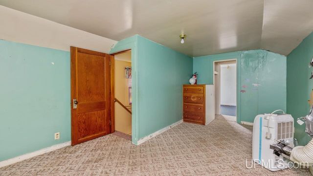 9518 Bay Shore Drive, Gladstone, MI 49837