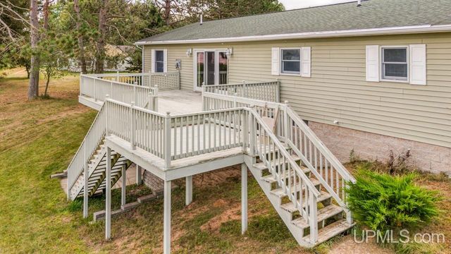 9518 Bay Shore Drive, Gladstone, MI 49837