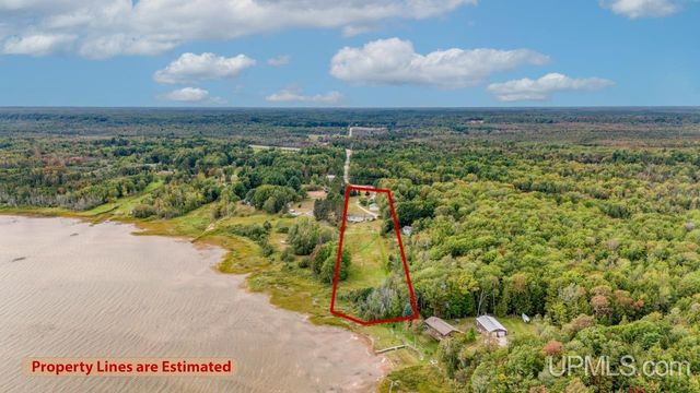 9518 Bay Shore Drive, Gladstone, MI 49837