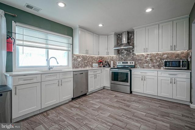 24 PEACHTON LN, Sicklerville, NJ 08081